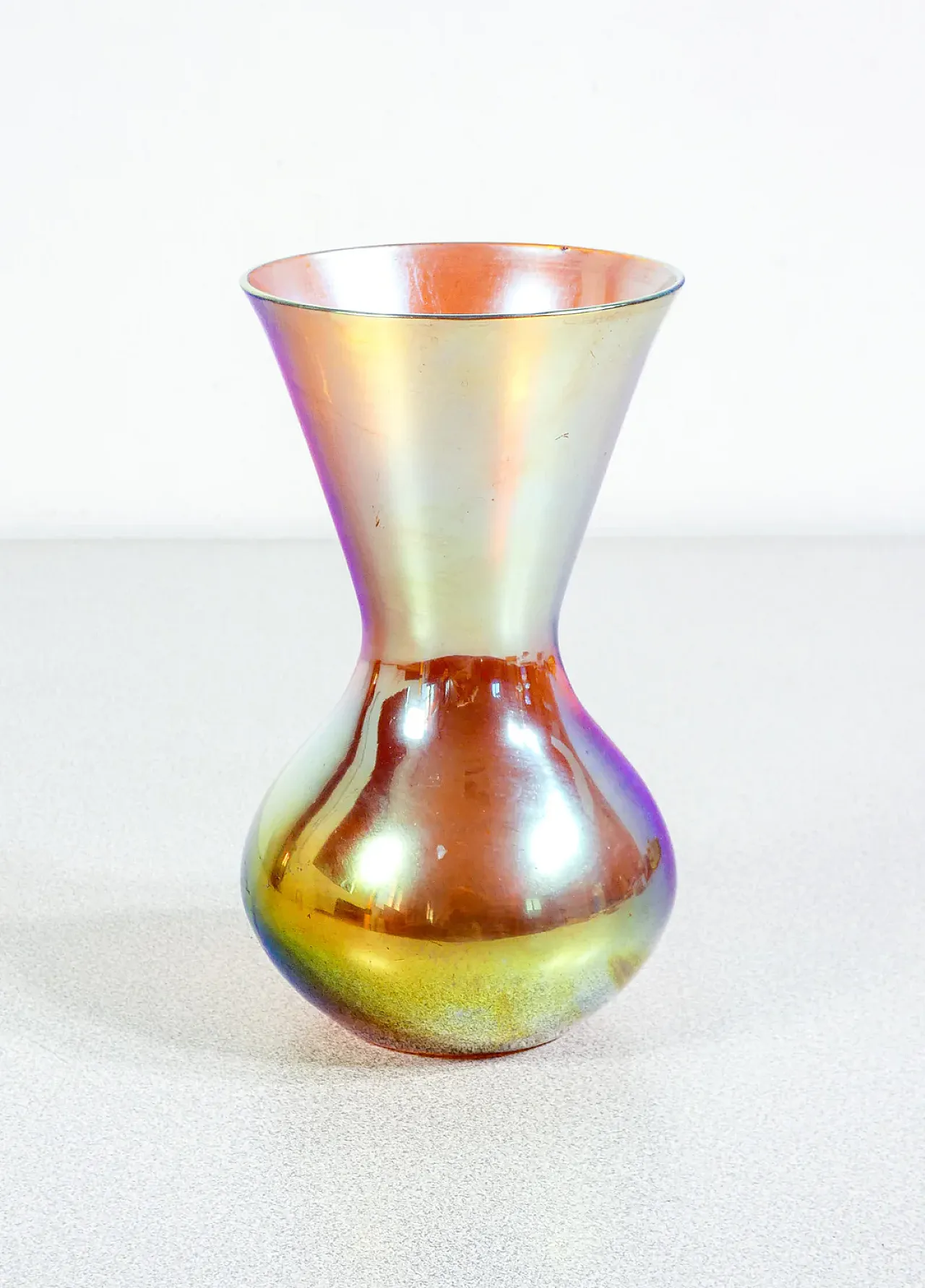 Vaso Myra in vetro soffiato iridescente, primo '900 2