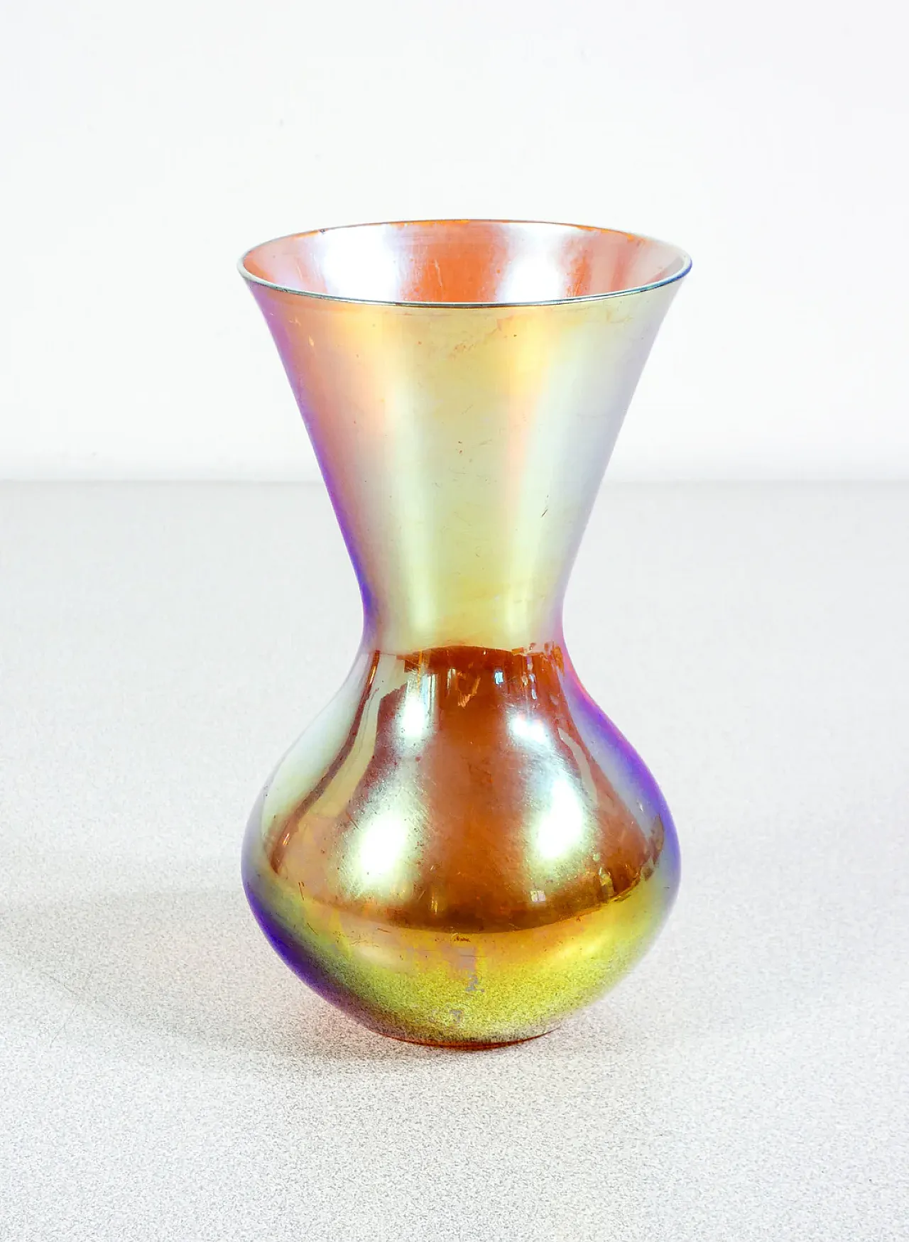 Vaso Myra in vetro soffiato iridescente, primo '900 3