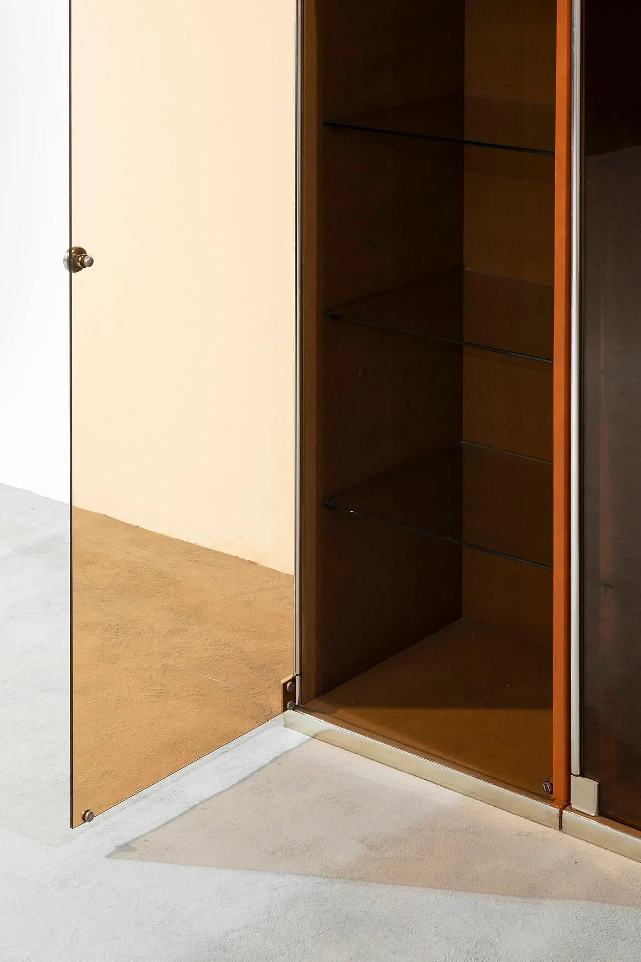 Coppia di vetrinette di Guido Faleschini per Mariani, anni '70 5