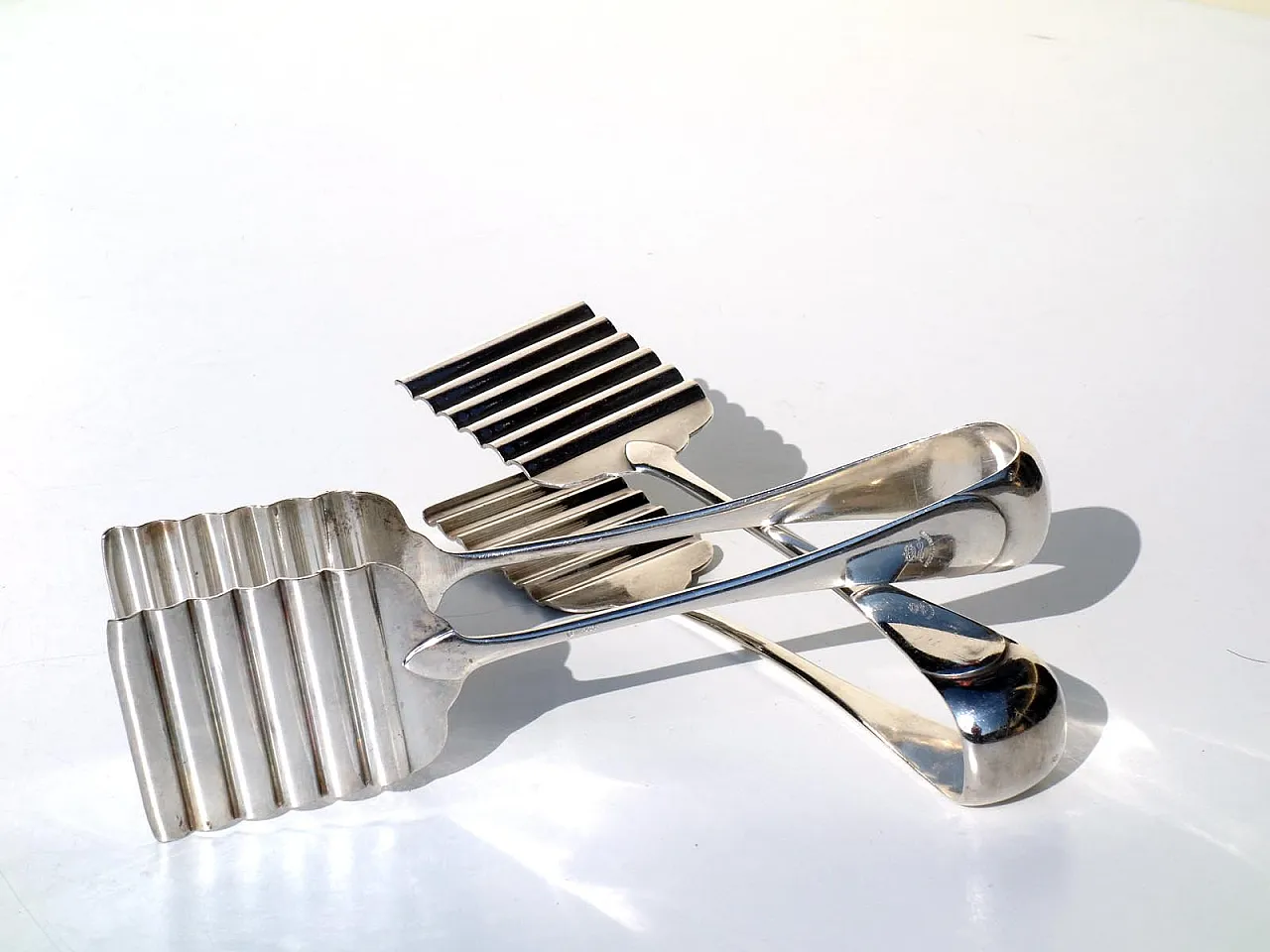 Coppia di pinze per asparagi in argento nichelato di Broggie, anni '30 1