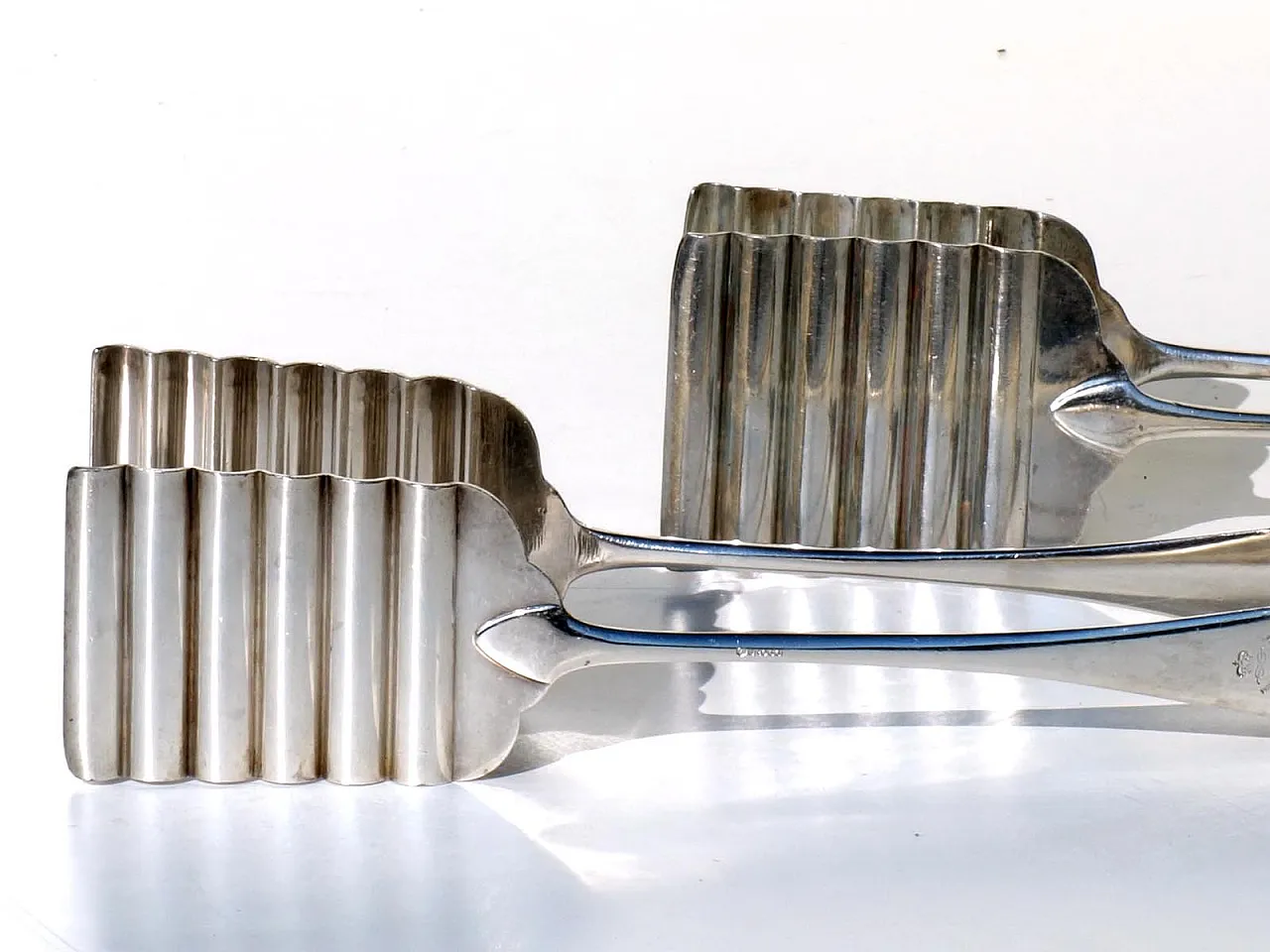 Coppia di pinze per asparagi in argento nichelato di Broggie, anni '30 2