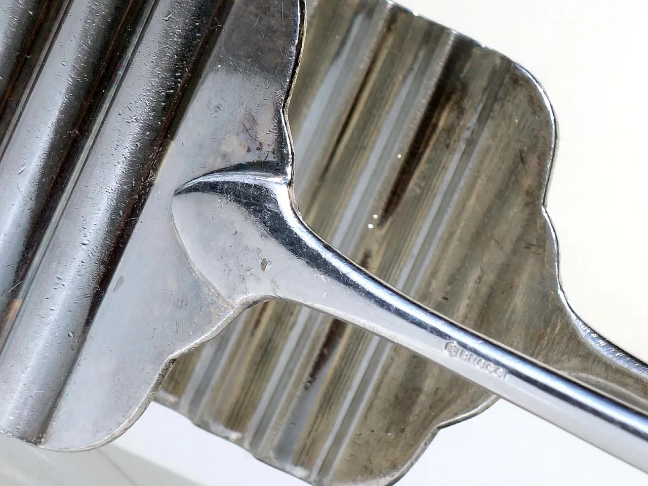 Coppia di pinze per asparagi in argento nichelato di Broggie, anni '30 5