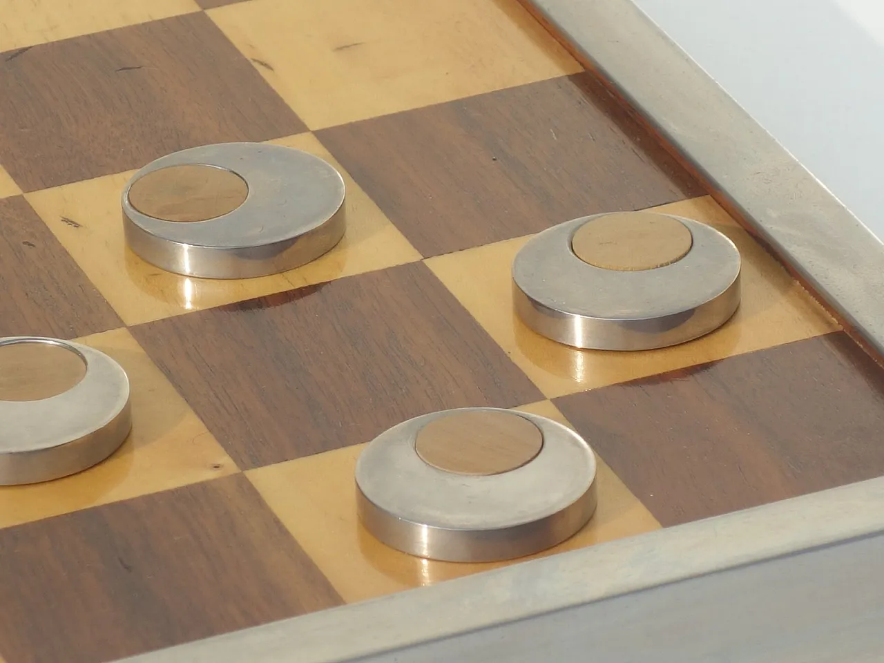 Tavolo da gioco in ottone e metallo cromato, anni '70 10