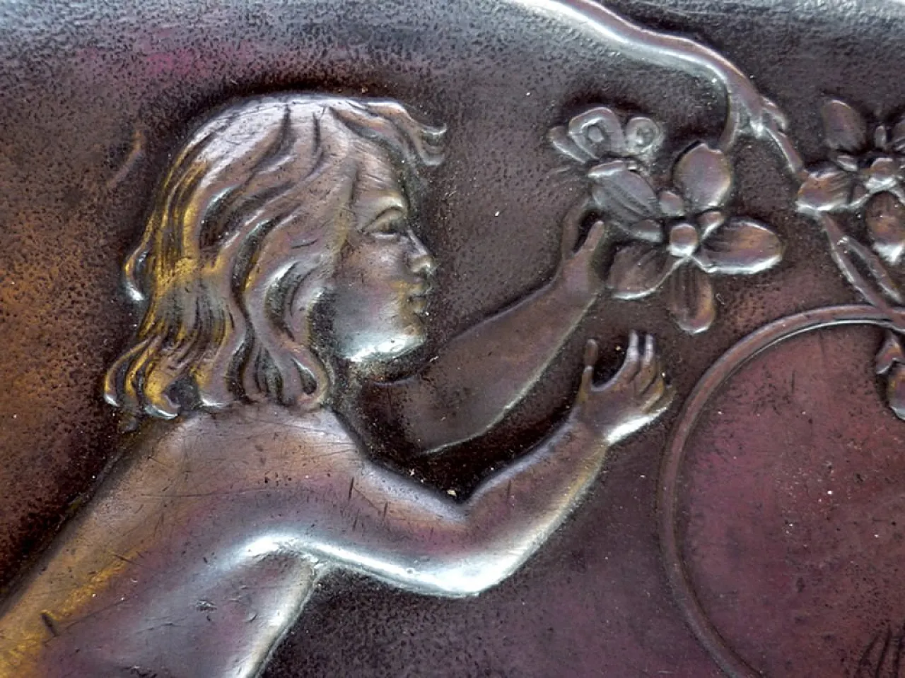 Posacenere Art Nouveau in peltro o piatto con motivo bambino, inizio '900 5