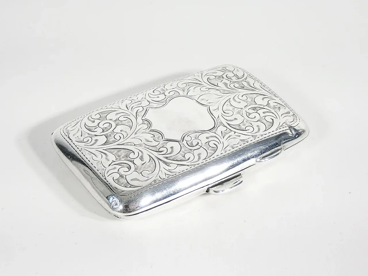 Chiselled sterling silver cigarette case, 1910s 1