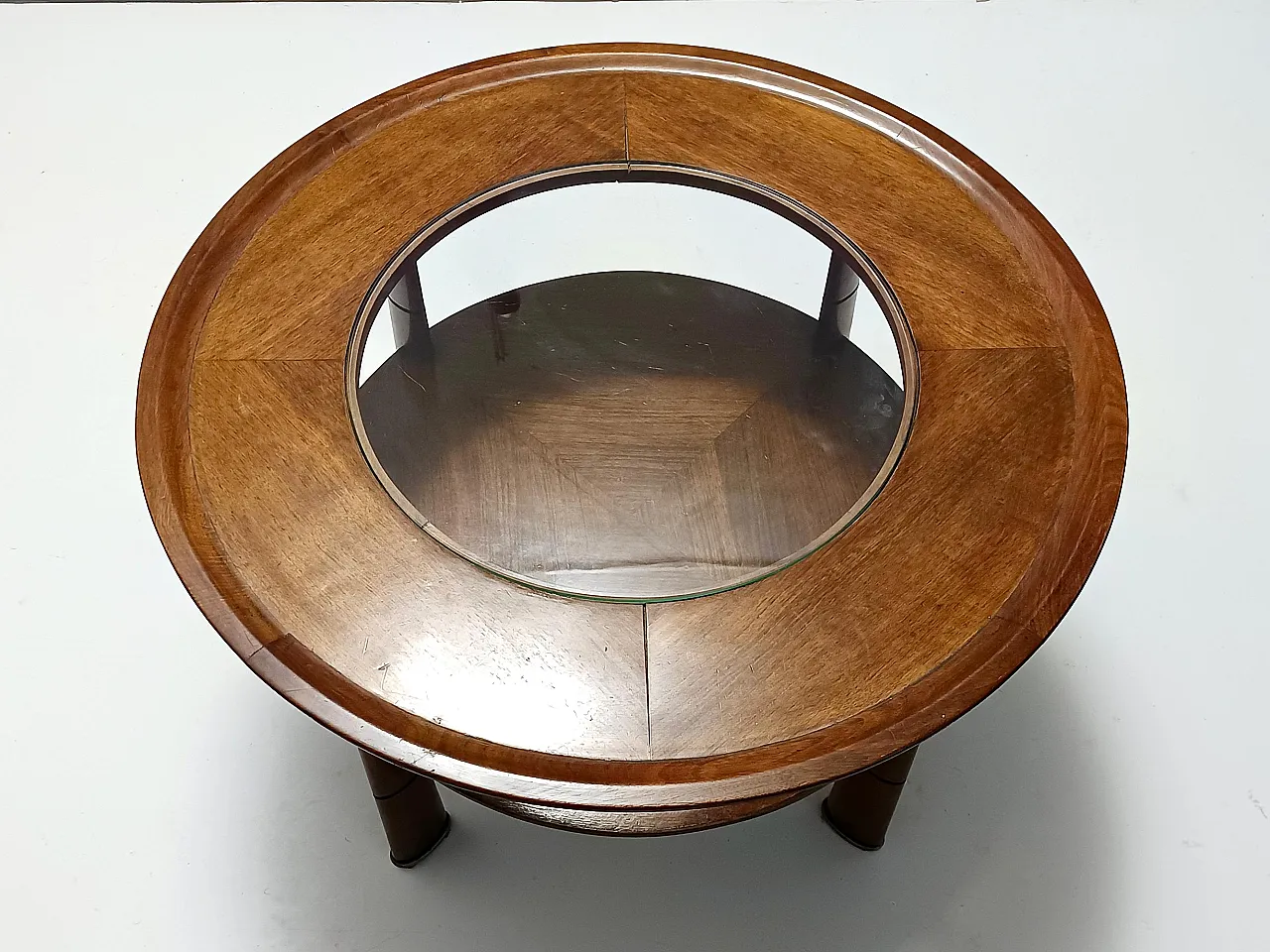 Tavolino rotondo in noce e cristallo attribuito a Paolo Buffa, 1950 5