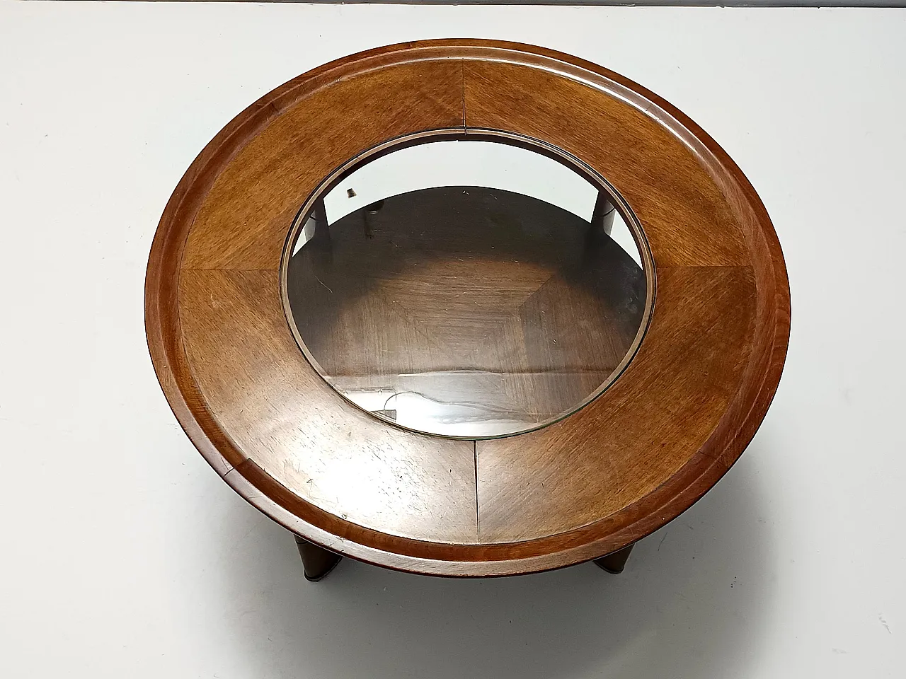 Tavolino rotondo in noce e cristallo attribuito a Paolo Buffa, 1950 6