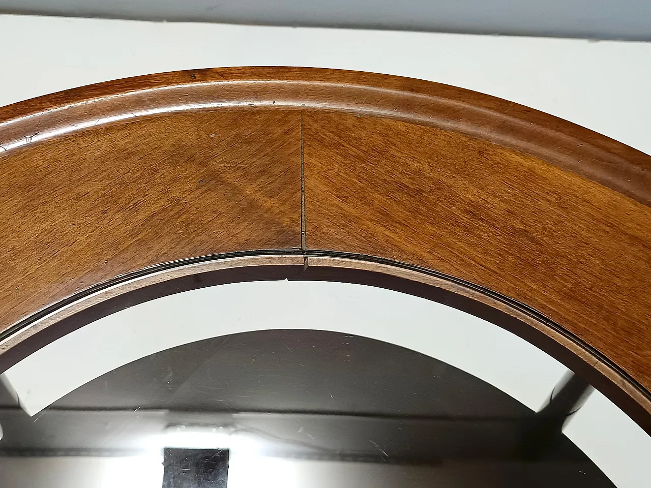 Tavolino rotondo in noce e cristallo attribuito a Paolo Buffa, 1950 8