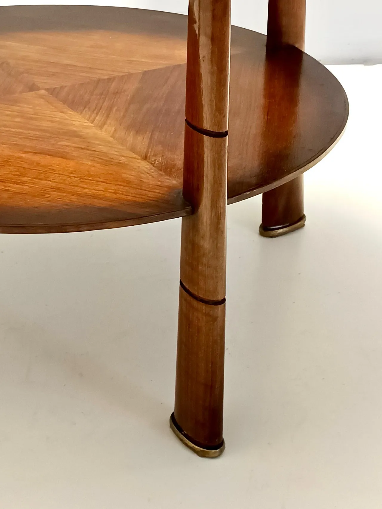 Tavolino rotondo in noce e cristallo attribuito a Paolo Buffa, 1950 10