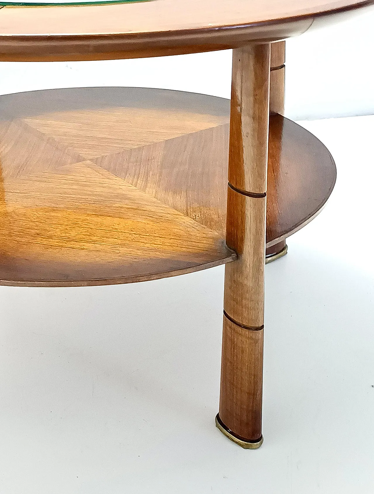 Tavolino rotondo in noce e cristallo attribuito a Paolo Buffa, 1950 11