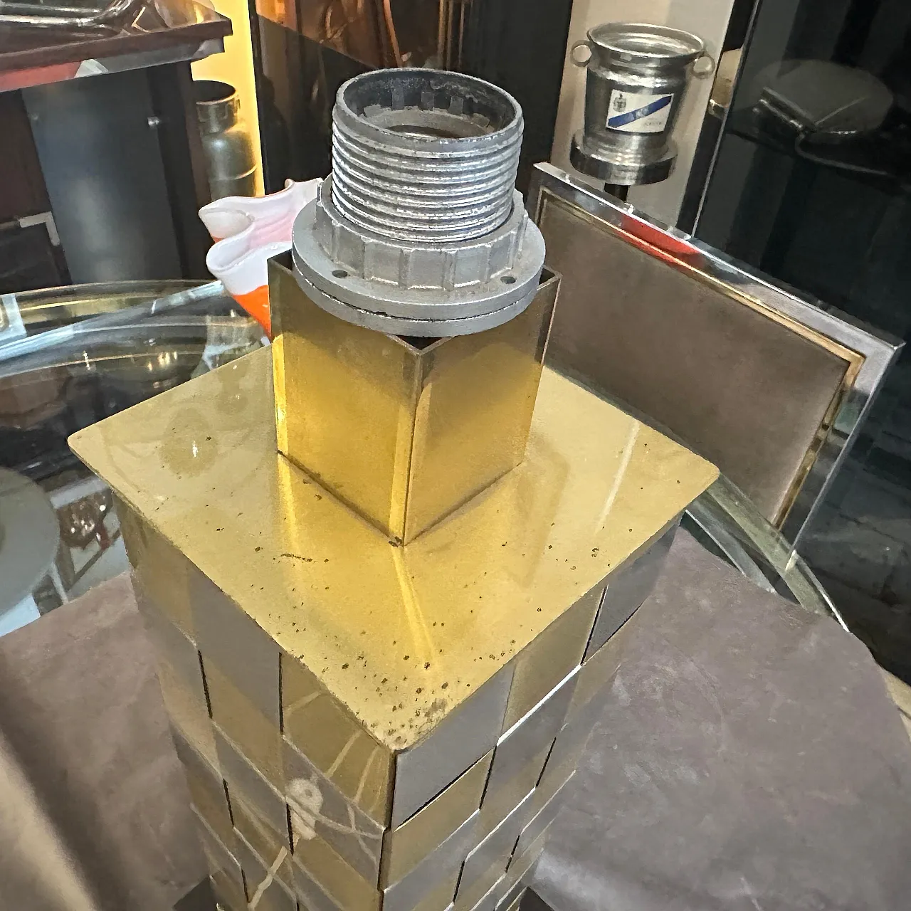 Lampada da tavolo in metallo alla maniera di Willy Rizzo, anni '70 14