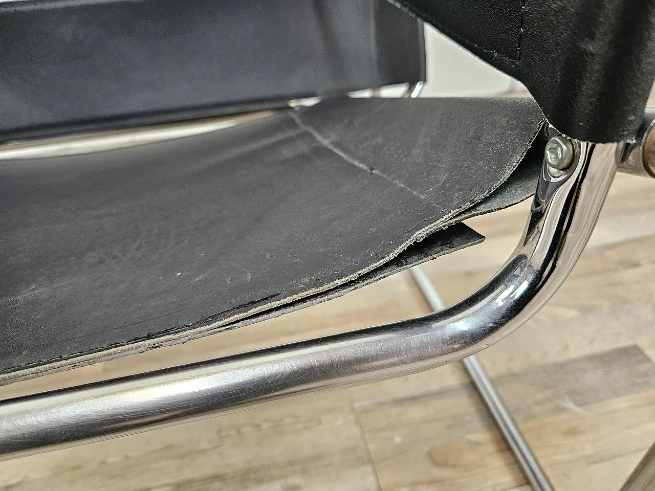 Armchair in chromed tubular and black leather, 70s 15