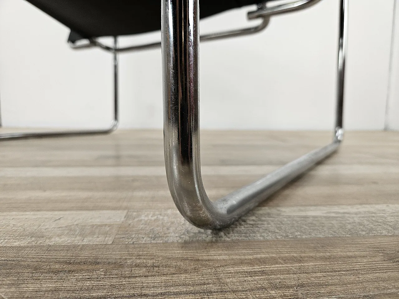 Armchair in chromed tubular and black leather, 70s 16