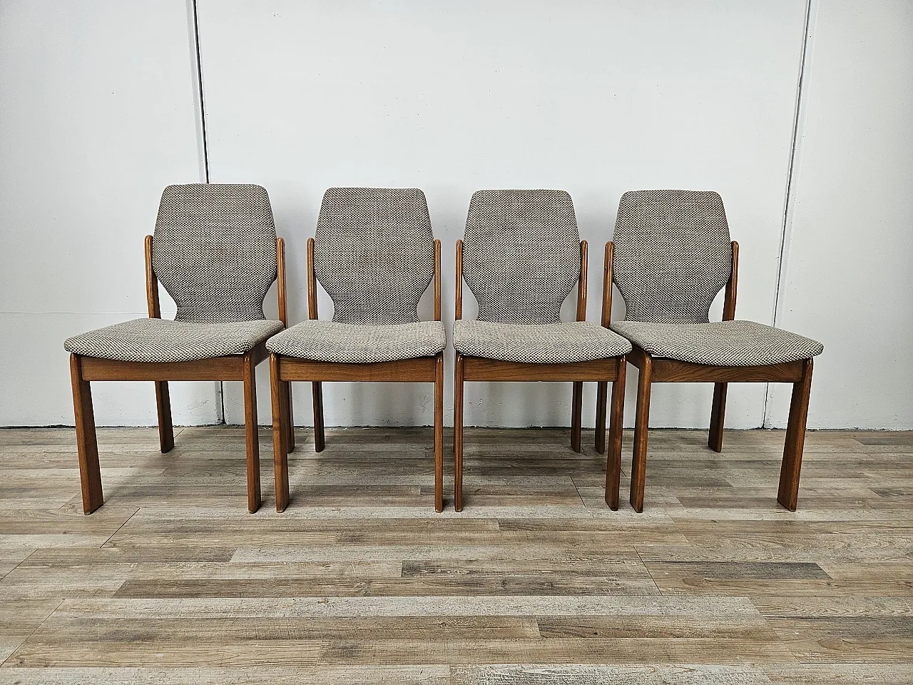 4 Italian chairs in oak and fabric, 1970s 1