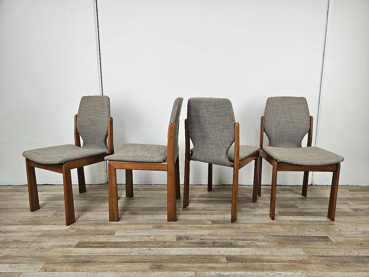 4 Italian chairs in oak and fabric, 1970s 5