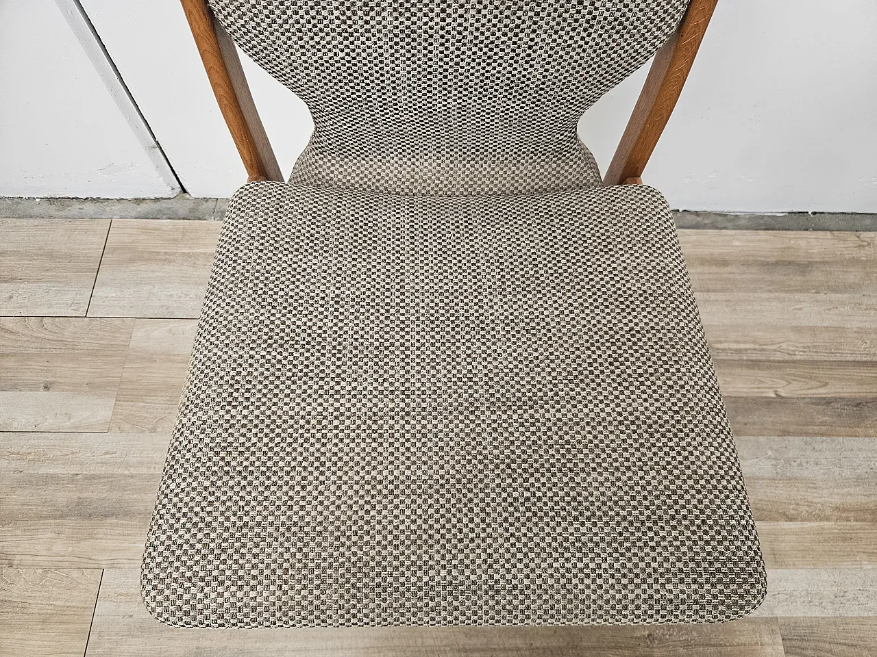 4 Italian chairs in oak and fabric, 1970s 7