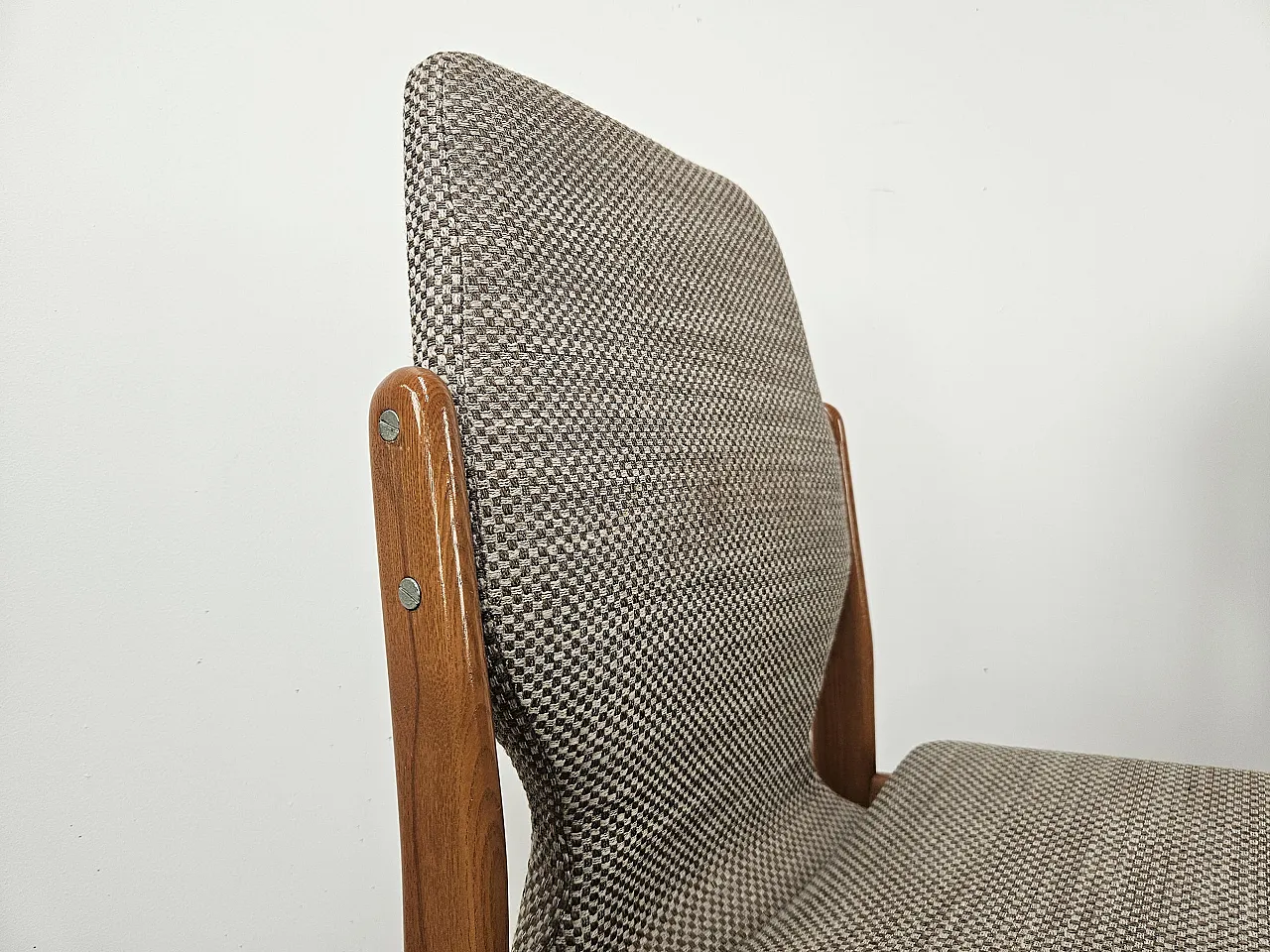 4 Italian chairs in oak and fabric, 1970s 8