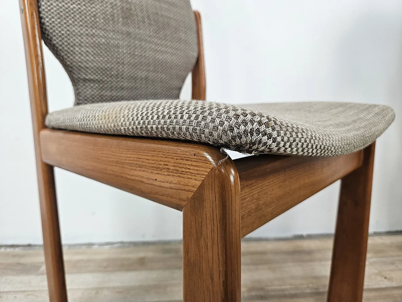 4 Italian chairs in oak and fabric, 1970s 10