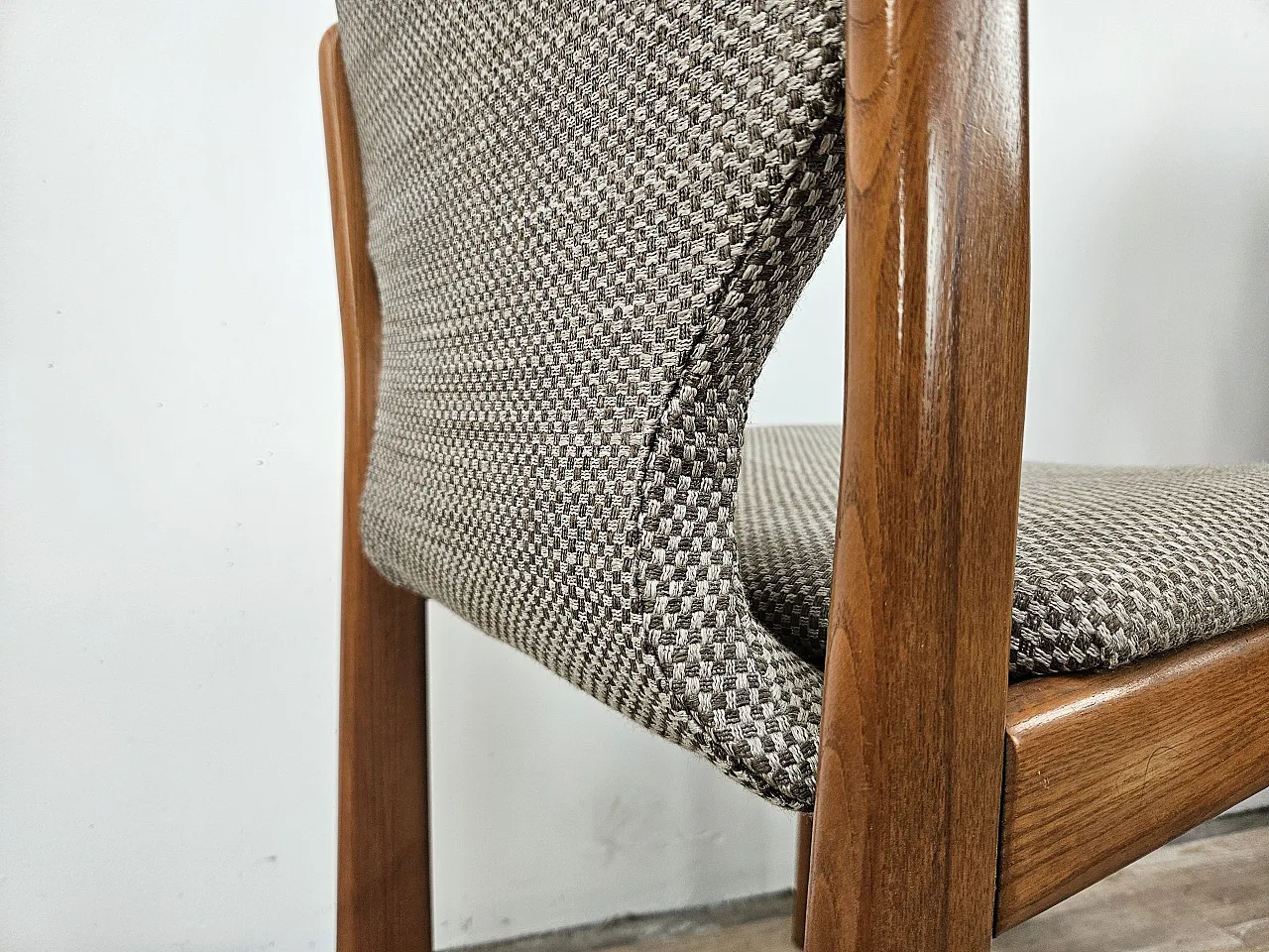 4 Italian chairs in oak and fabric, 1970s 11