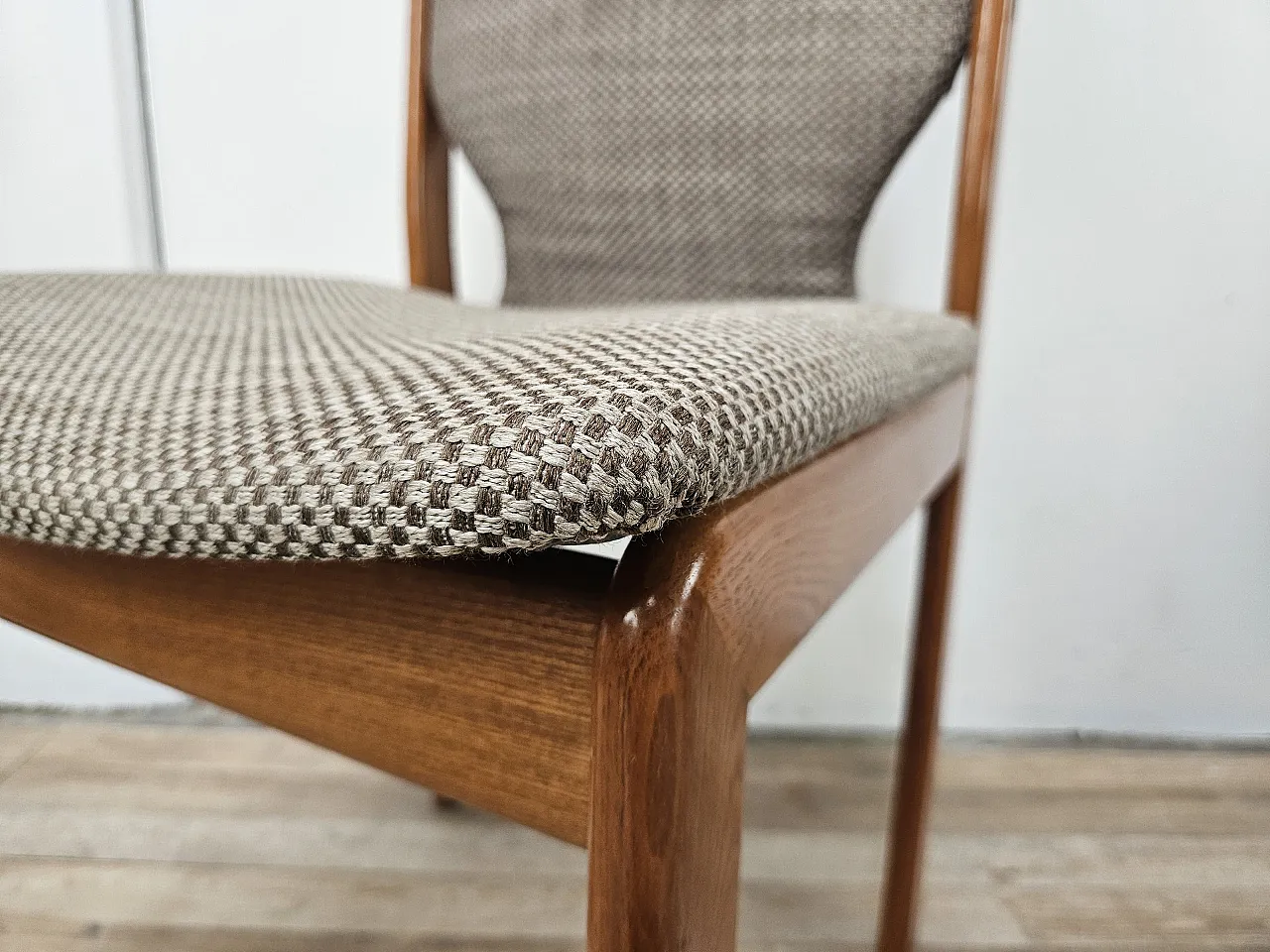 4 Italian chairs in oak and fabric, 1970s 14