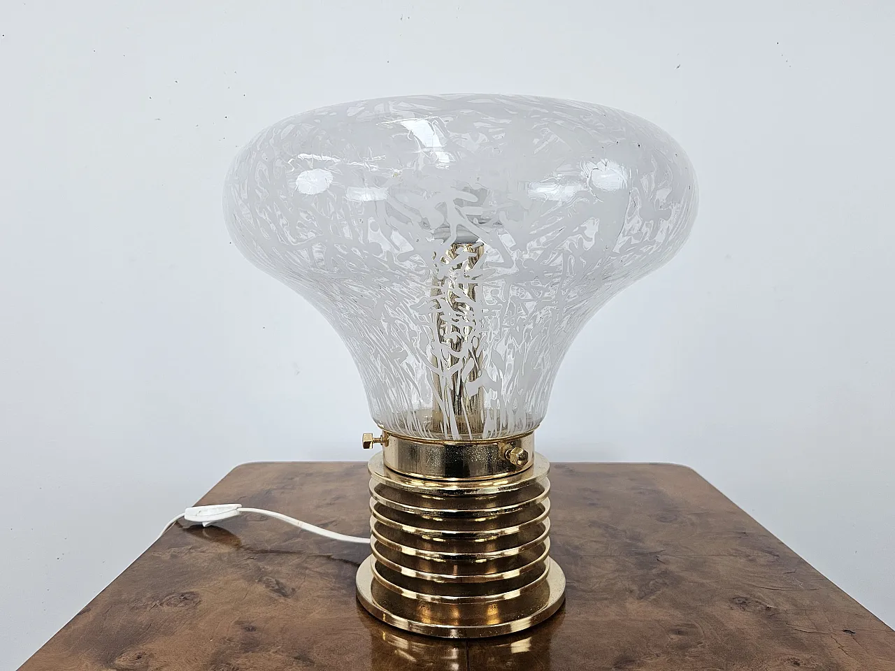 Table lamp in worked glass and golden metal, 70s 2