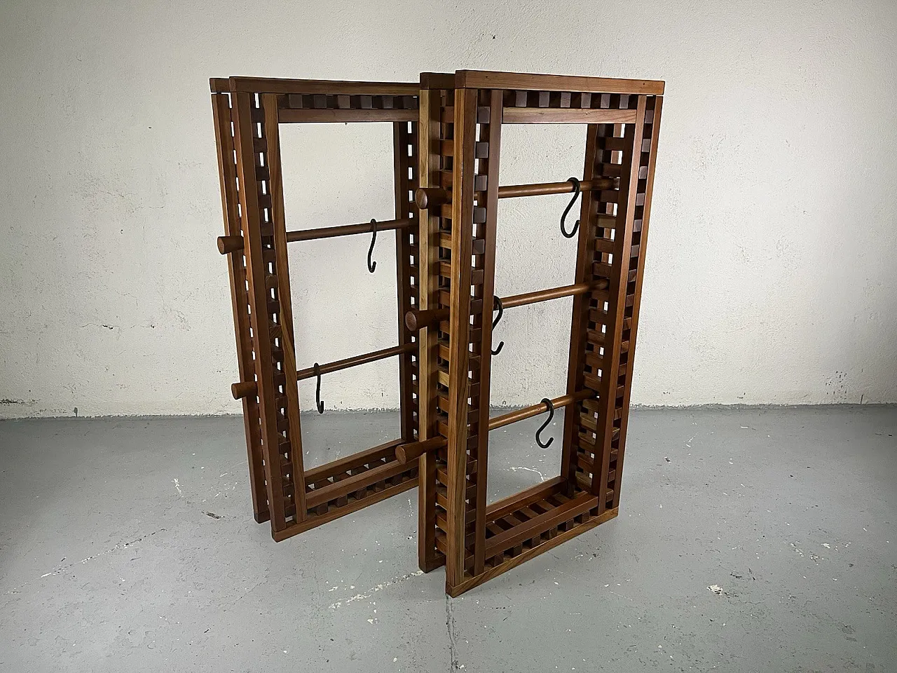 Coppia di appendiabiti da terra o da parete in legno, anni '70 1