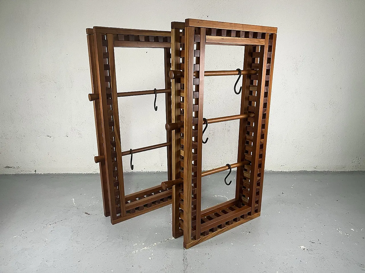 Coppia di appendiabiti da terra o da parete in legno, anni '70 2