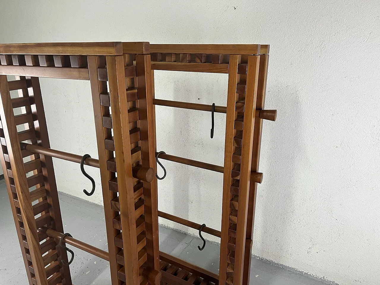 Coppia di appendiabiti da terra o da parete in legno, anni '70 3