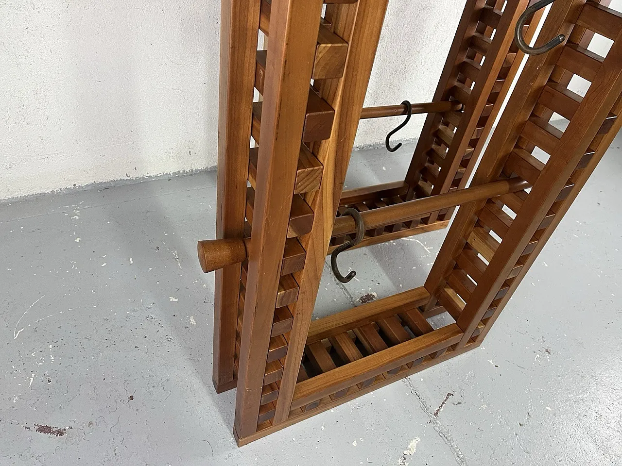 Coppia di appendiabiti da terra o da parete in legno, anni '70 4