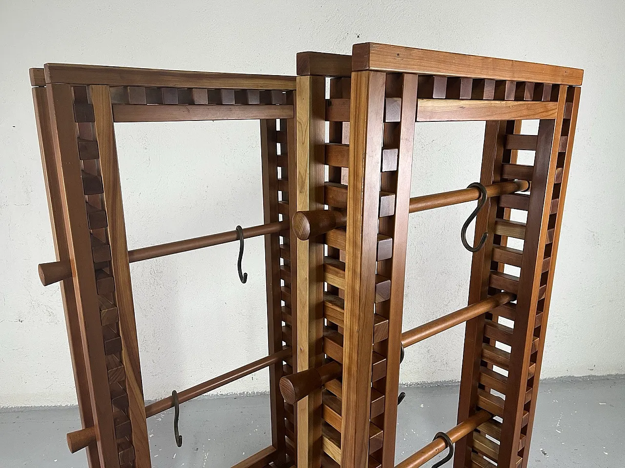 Coppia di appendiabiti da terra o da parete in legno, anni '70 5