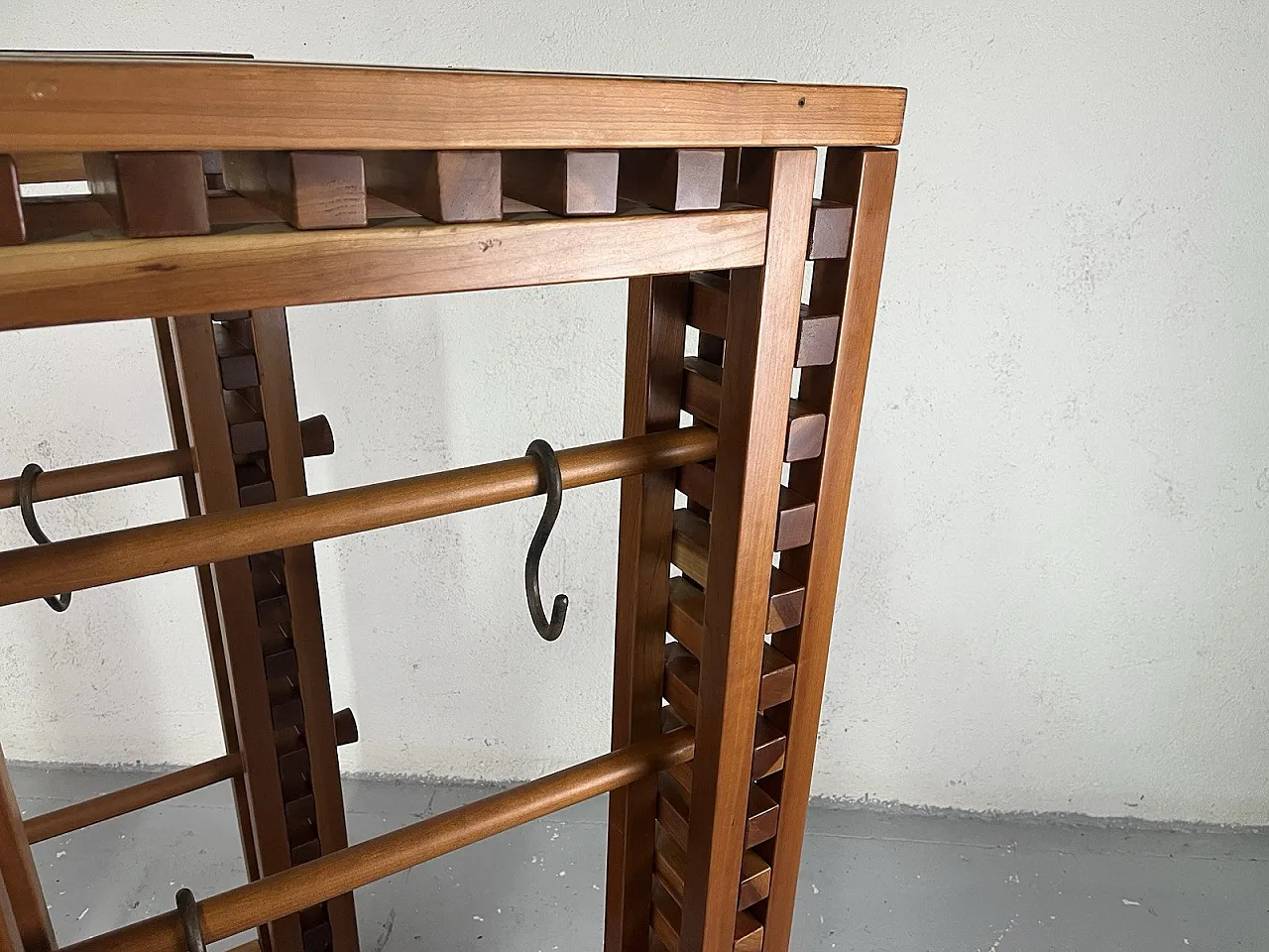 Coppia di appendiabiti da terra o da parete in legno, anni '70 6
