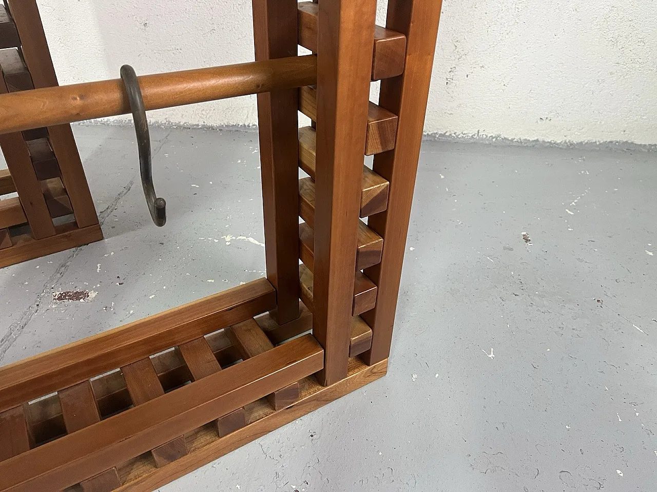 Coppia di appendiabiti da terra o da parete in legno, anni '70 7