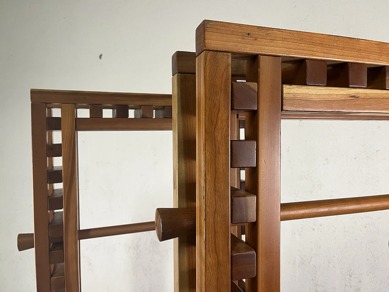 Coppia di appendiabiti da terra o da parete in legno, anni '70 8