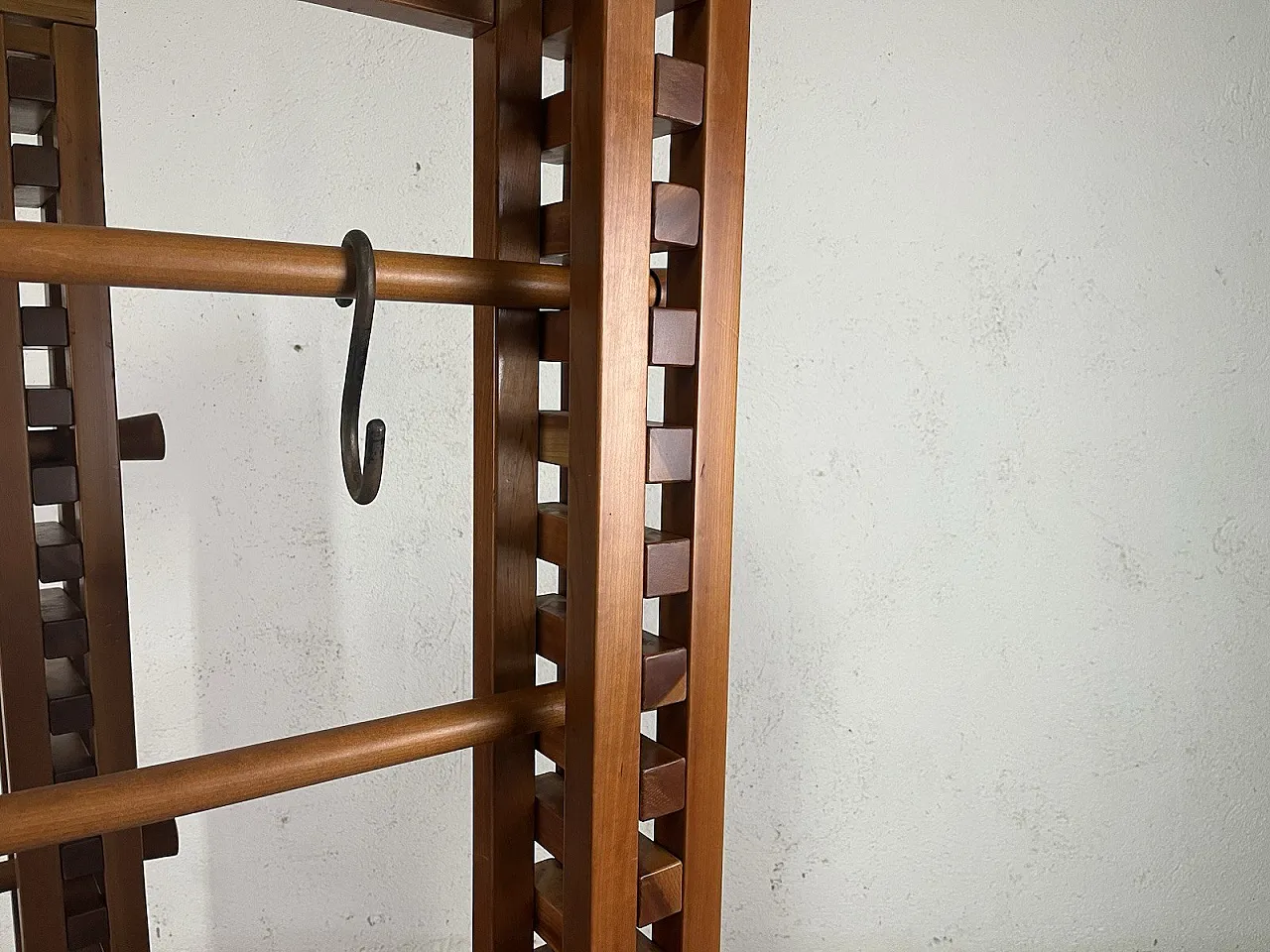 Coppia di appendiabiti da terra o da parete in legno, anni '70 9