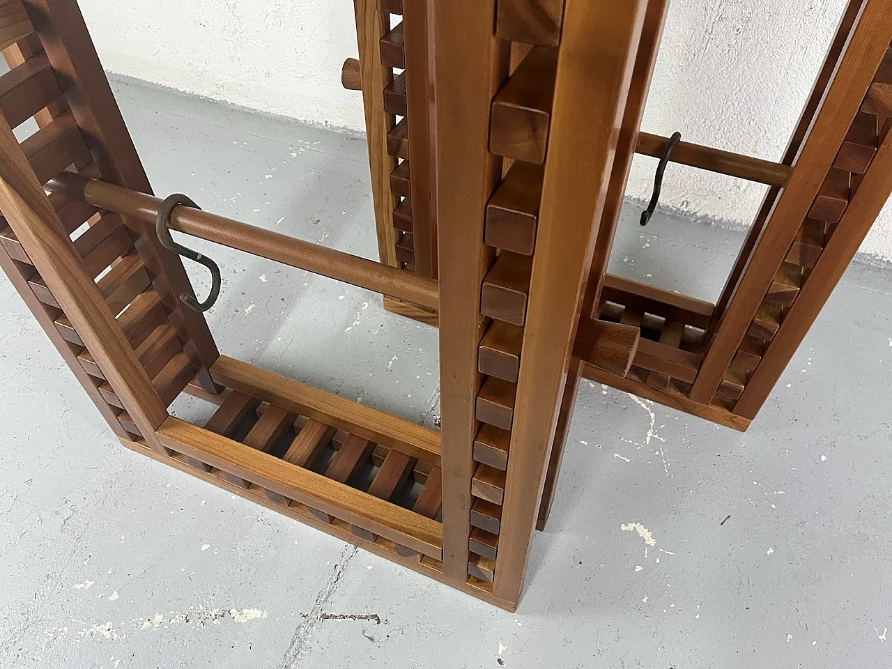 Coppia di appendiabiti da terra o da parete in legno, anni '70 11