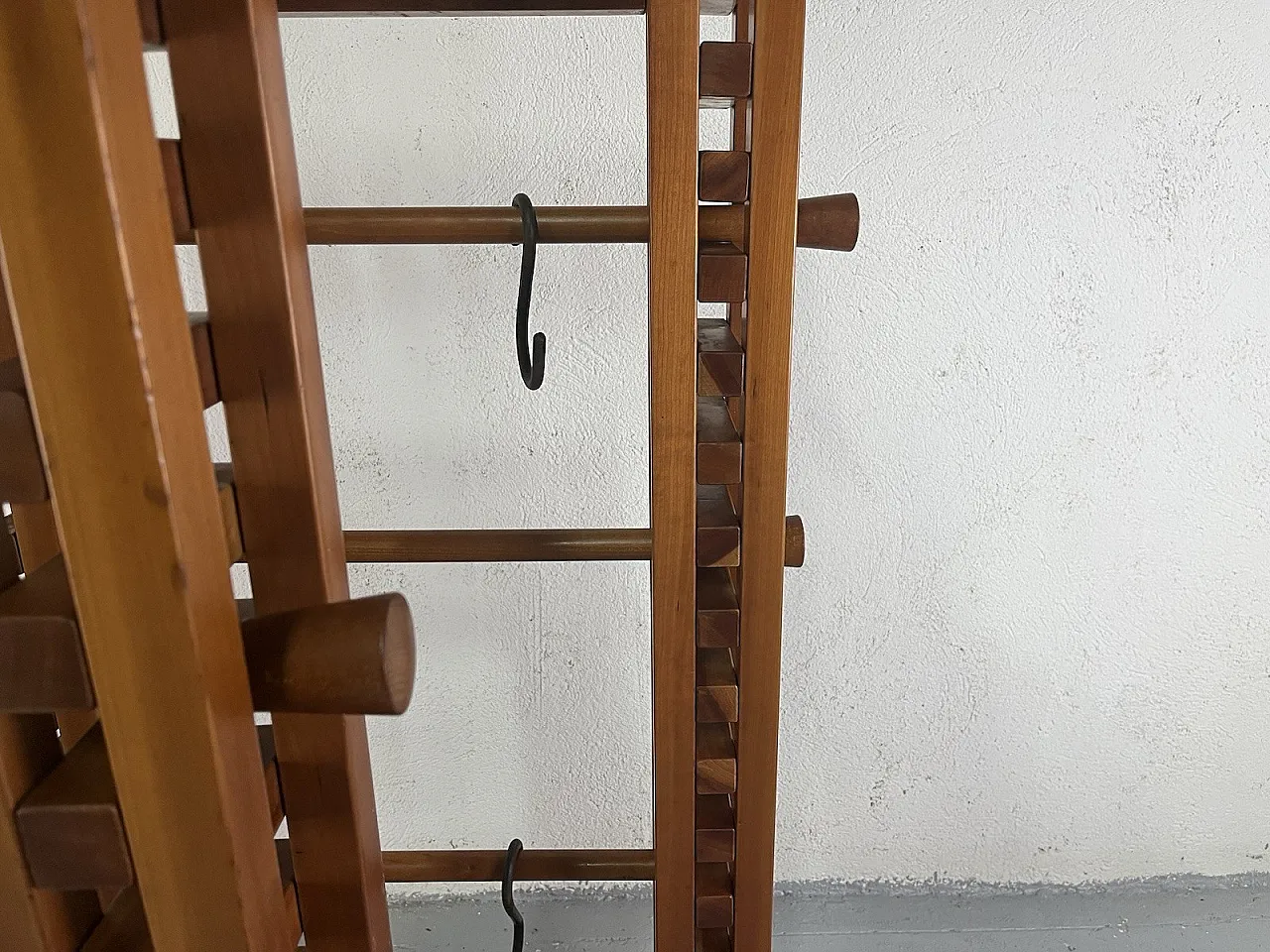 Coppia di appendiabiti da terra o da parete in legno, anni '70 12