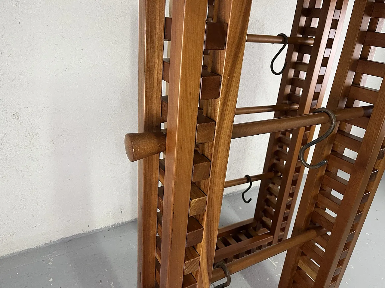 Coppia di appendiabiti da terra o da parete in legno, anni '70 13