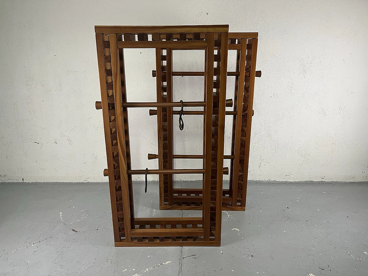 Coppia di appendiabiti da terra o da parete in legno, anni '70 14