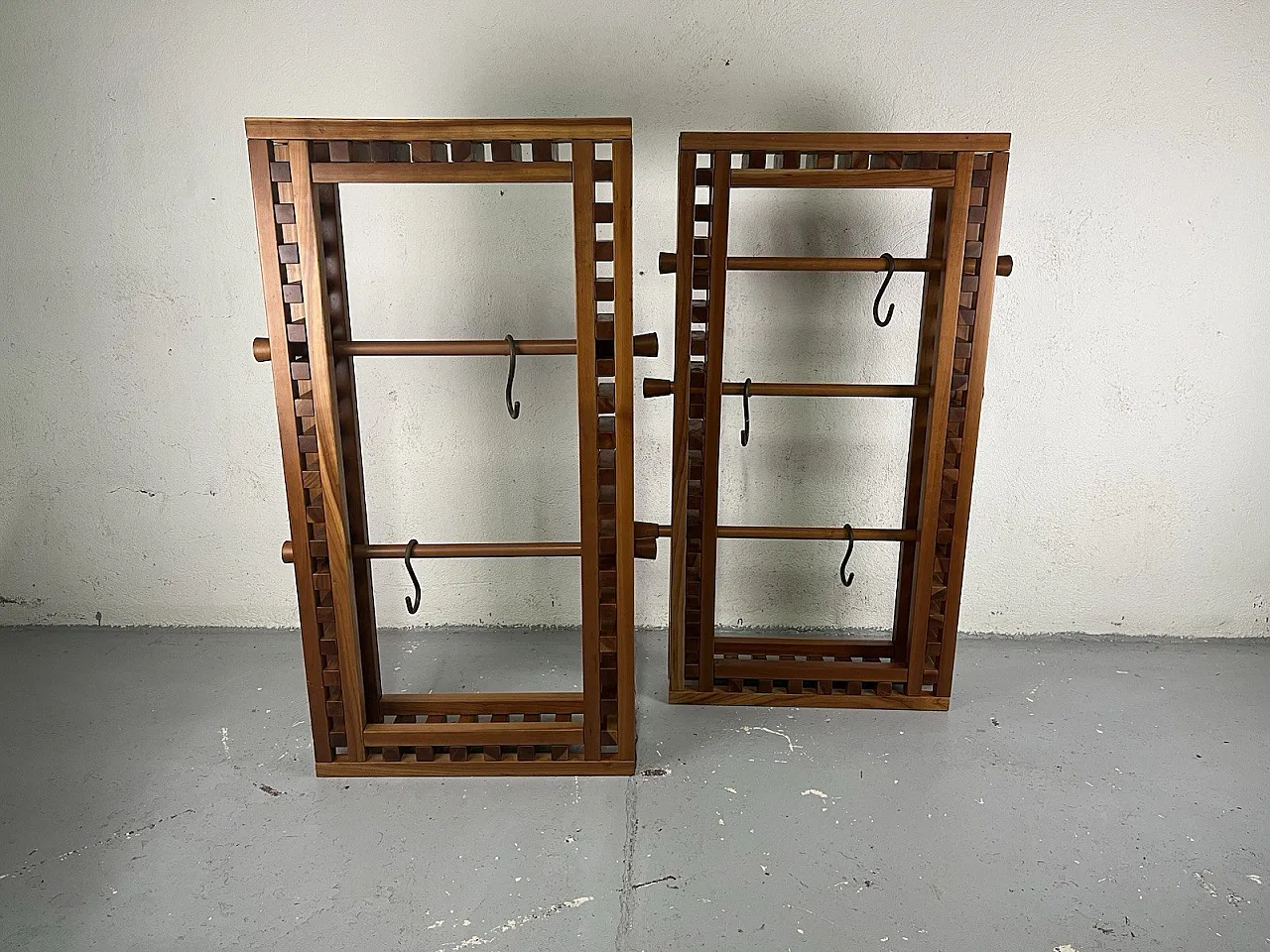 Coppia di appendiabiti da terra o da parete in legno, anni '70 15