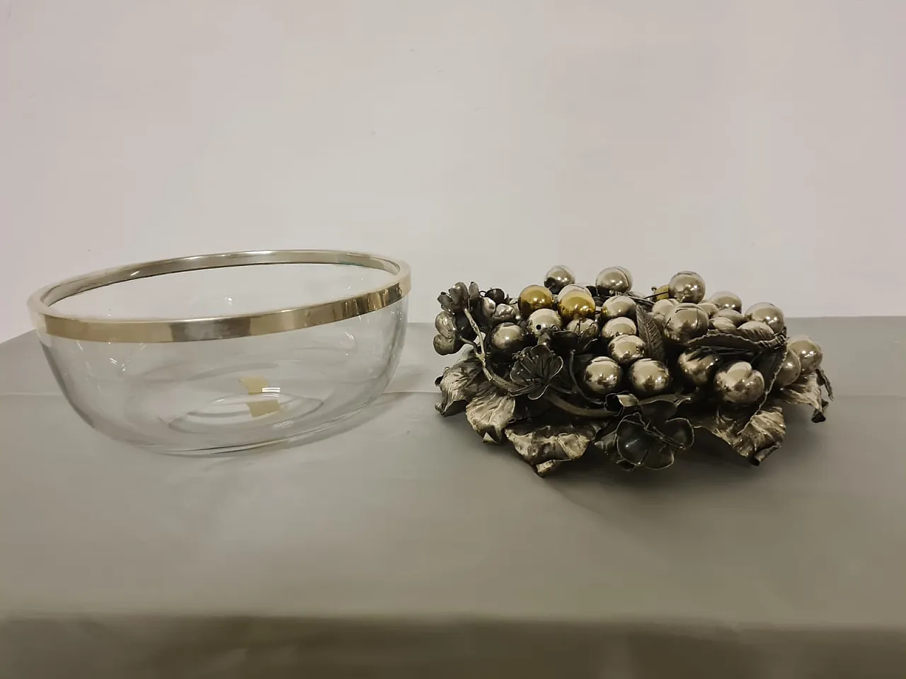 Centerpiece with silver lid, 5