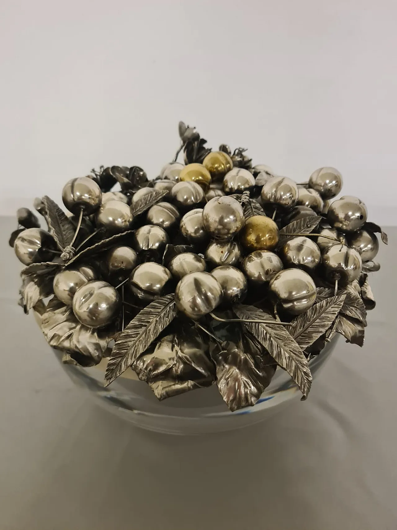 Centerpiece with silver lid, 6