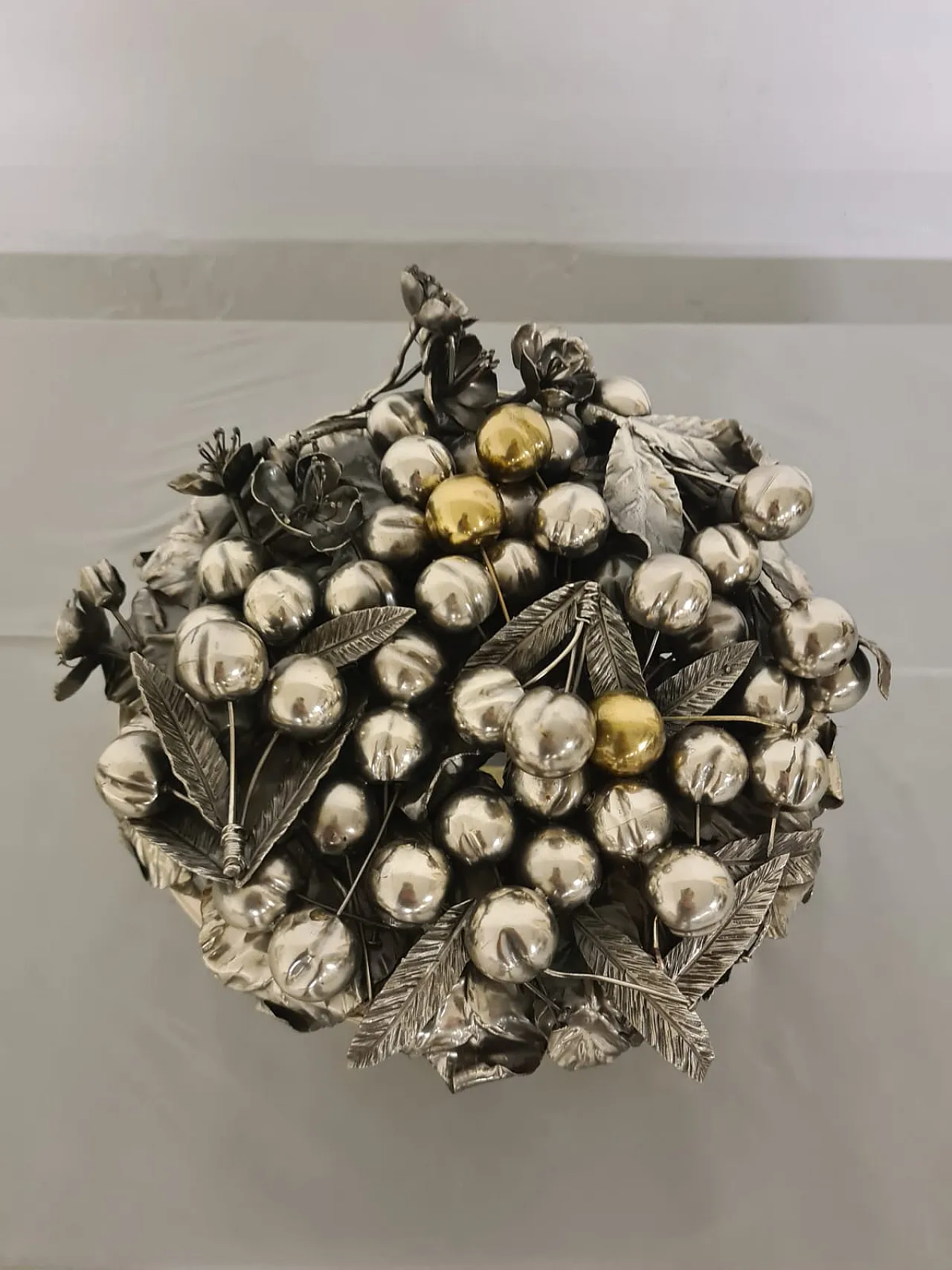 Centerpiece with silver lid, 7