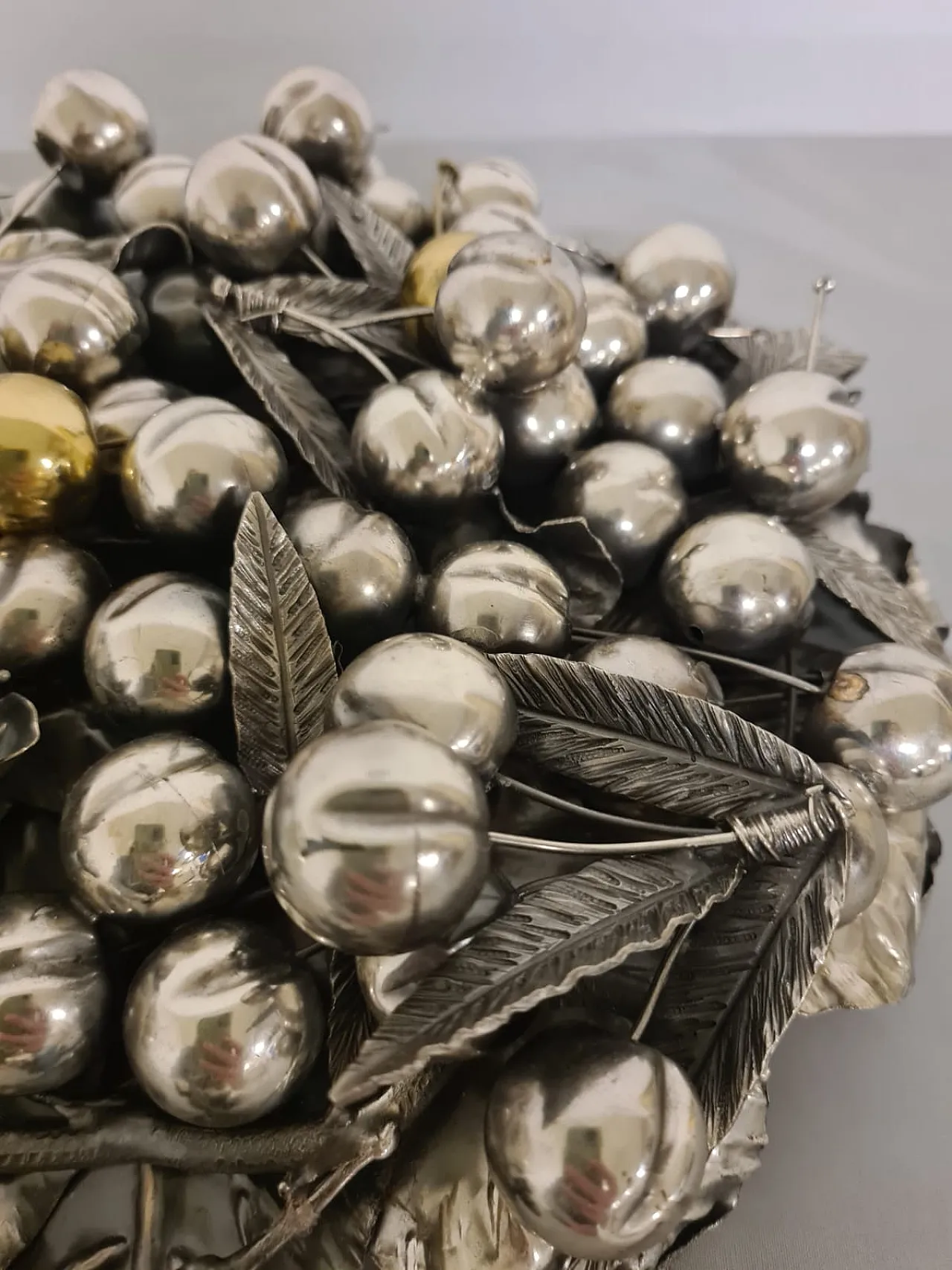 Centerpiece with silver lid, 8