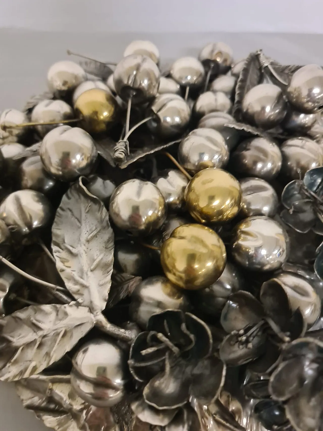 Centerpiece with silver lid, 9