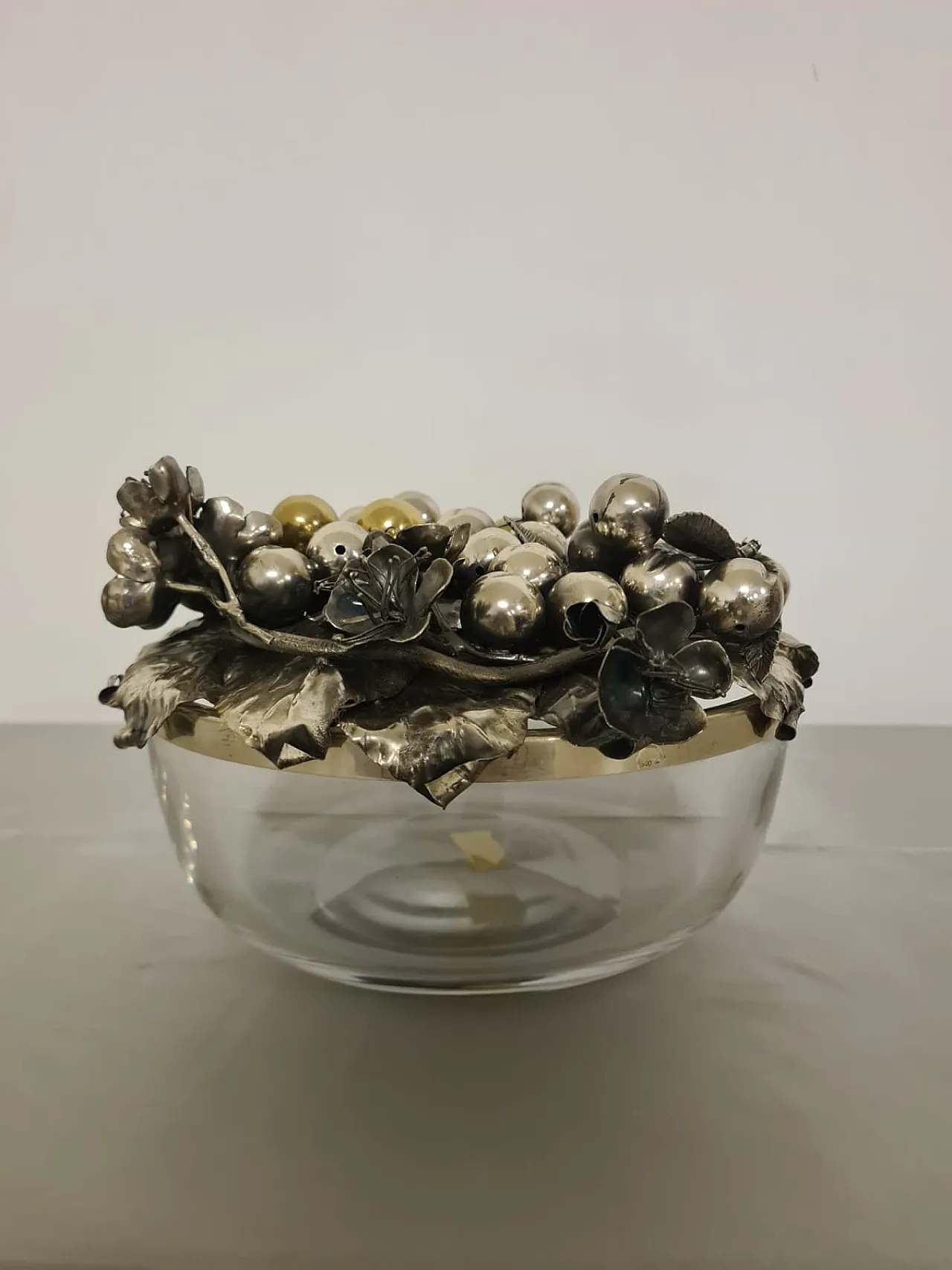 Centerpiece with silver lid, 10