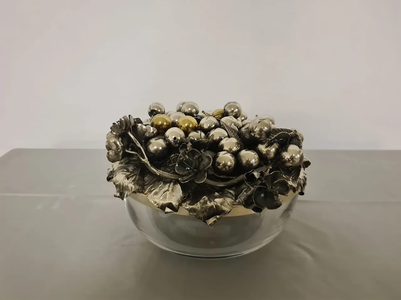 Centerpiece with silver lid, 11