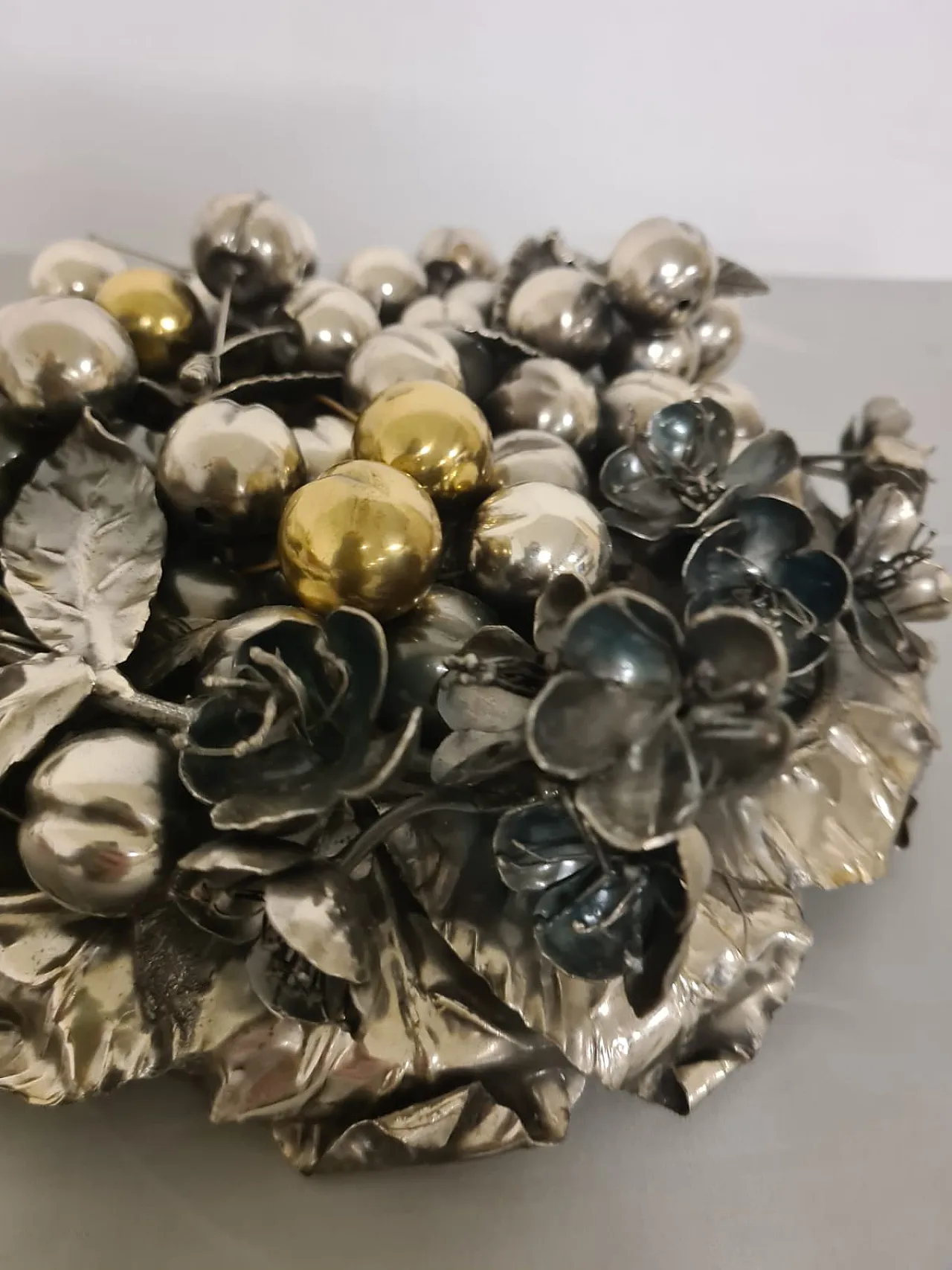 Centerpiece with silver lid, 12