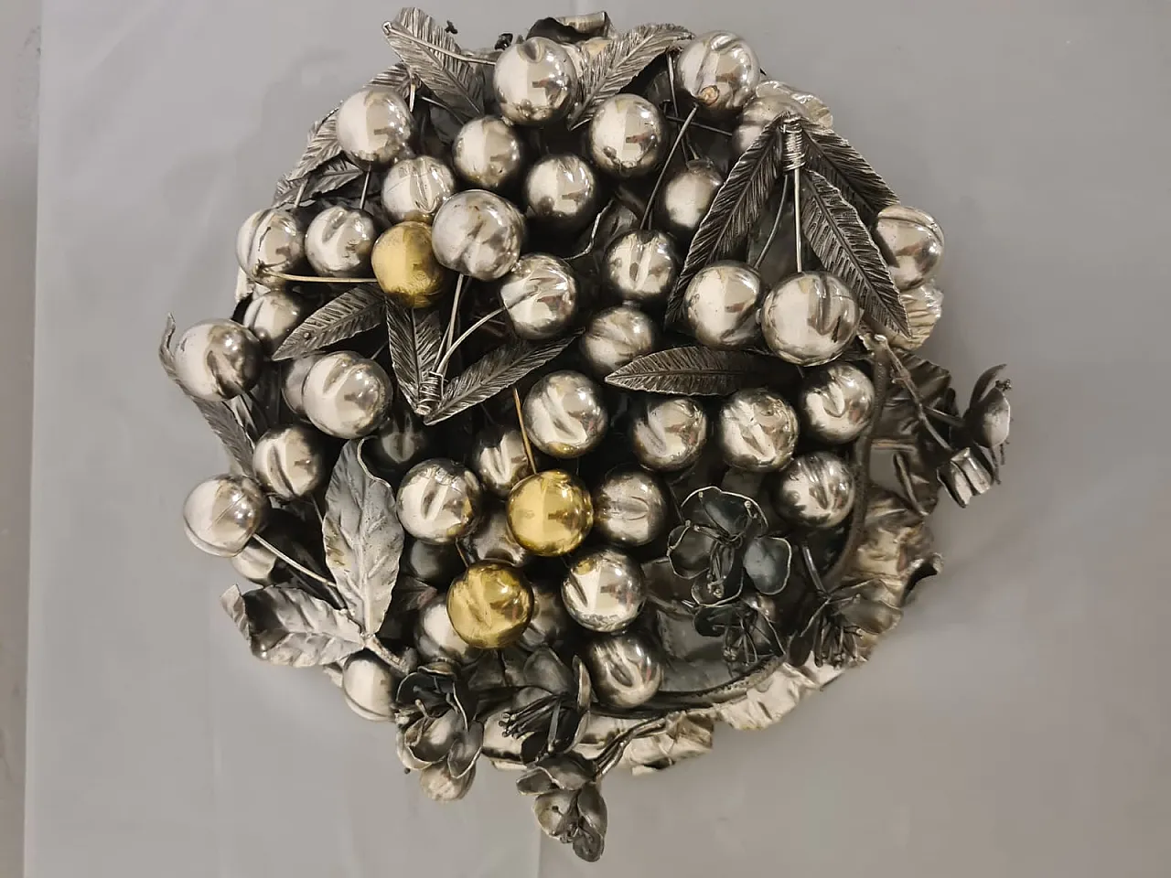 Centerpiece with silver lid, 13