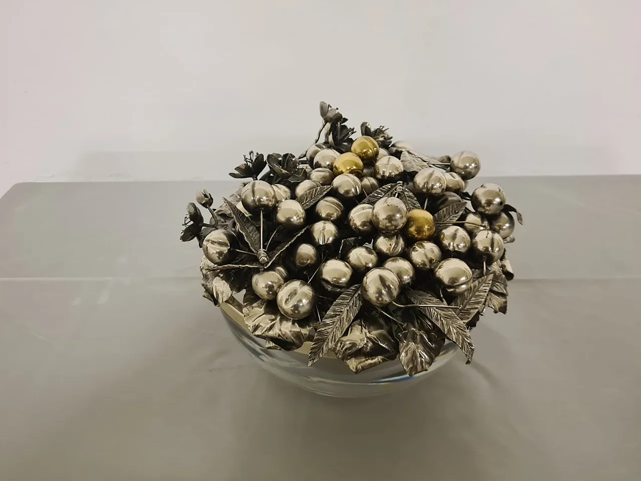 Centerpiece with silver lid, 14