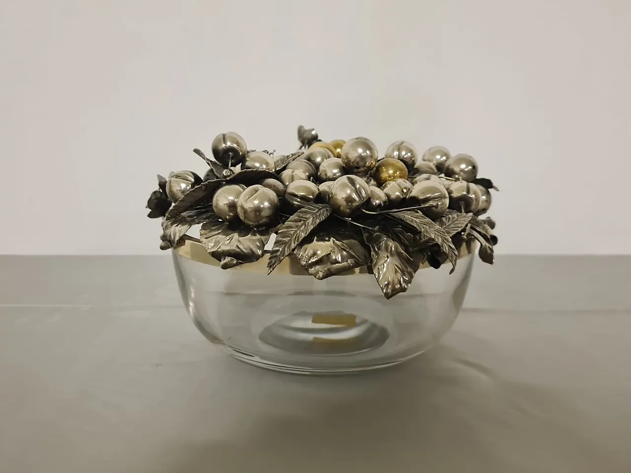 Centerpiece with silver lid, 16